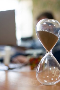 Ofiste çalışan ahşap bir masaya yakın çekim.