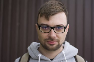 Koyu renk gözlüklü yakışıklı genç adam.