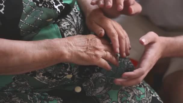 Öreg kéz fiatal kezekben — Stock videók