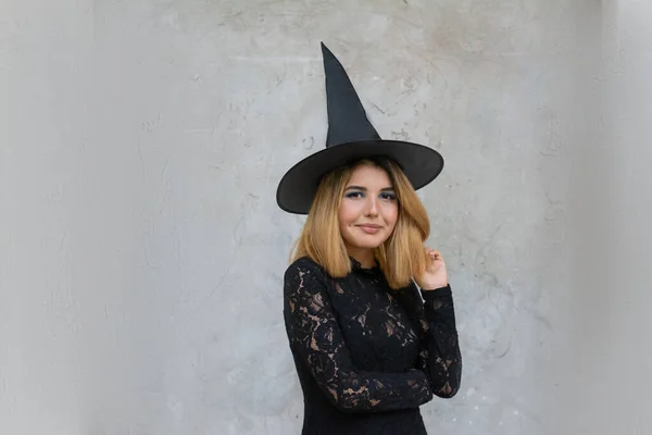 Joven bruja en vestido negro y la tapa de Halloween todos los santos día libre espacio para el texto —  Fotos de Stock
