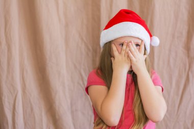 Kırmızı bir noel şapkası takan Young gözlerini fotokopi aletiyle kapatıyor.
