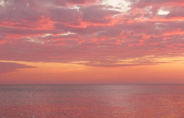 Muhteşem pembe gün batımı Denizde.