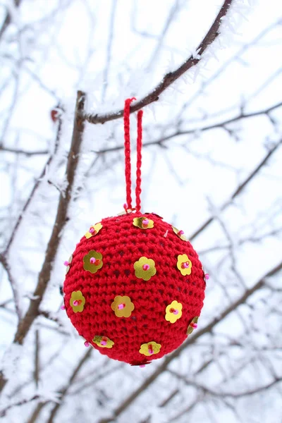 Noel tığ işi topları. Kutlama ve dikiş konsepti.