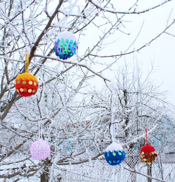 Noel tığ işi topları. Kutlama ve dikiş konsepti.