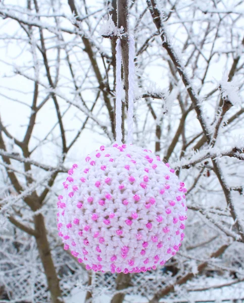 Noel tığ işi topu. Kutlama ve dikiş konsepti.