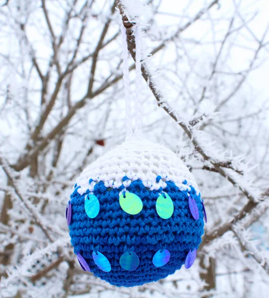 Noel tığ işi topu. Kutlama ve dikiş konsepti.