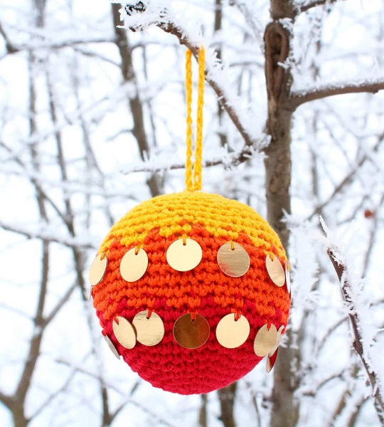 Noel tığ işi topu. Kutlama ve dikiş konsepti.