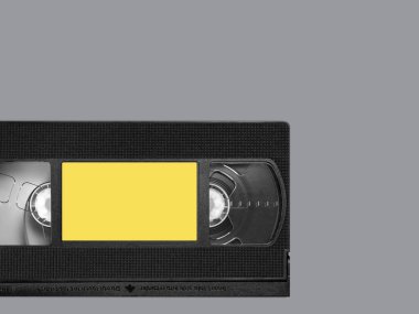 Gri arkaplanda VCR için kaset. Renkler 2021