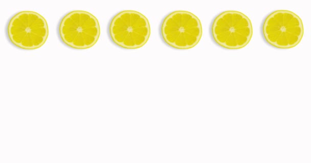 柠檬片出现在白色背景上并被丢弃。停止运动动画. — 图库视频影像