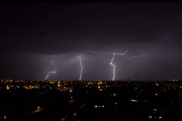 Tempestade relâmpago urbano — Fotografia de Stock