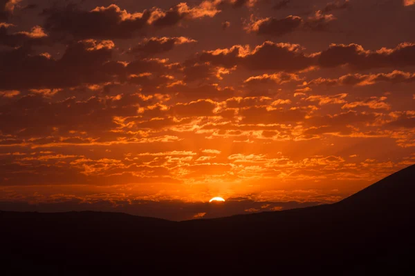 Dağ Sunrise dramatik bulutlar ile.