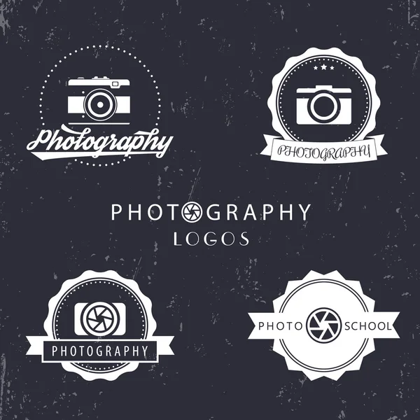 Logotipos da fotografia, escola da foto, logotipo do fotógrafo, emblema, sinais da fotografia, branco no escuro, ilustração do vetor — Vetor de Stock