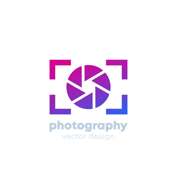 Logotipo de la fotografía con una cámara en blanco — Vector de stock