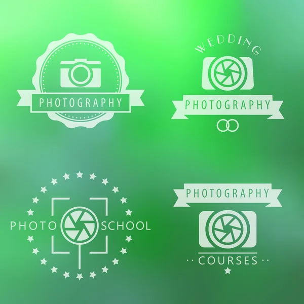 Photographie, cours, école de photo, logo du photographe, emblèmes, signes sur fond de flou vert — Image vectorielle