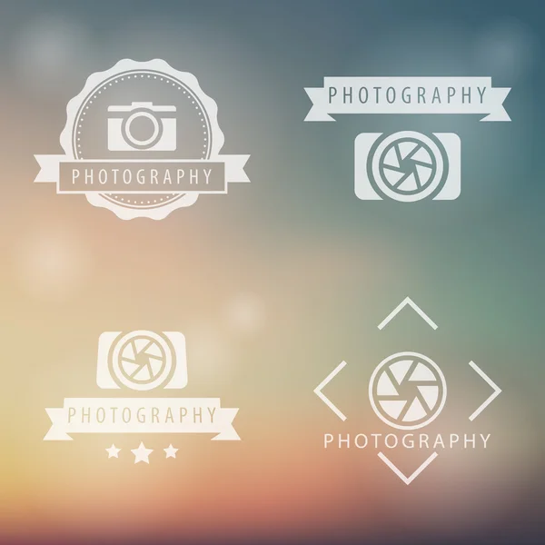 Fotografie, camera, fotograaf logo, emblemen op vervagen achtergrond, vectorillustratie — Stockvector