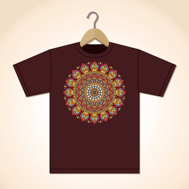 T-shirt üzerinde Mandala