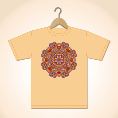 T-shirt üzerinde Mandala