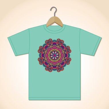 T-shirt üzerinde Mandala