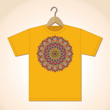 T-shirt üzerinde Mandala
