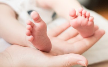 Bebe ayak üstünde anne palmiye