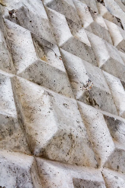 Gri beton çitin bir kısmı