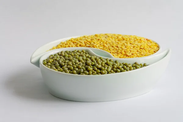 Green and yellow beans in ceramics bowl — Stock Photo, Image