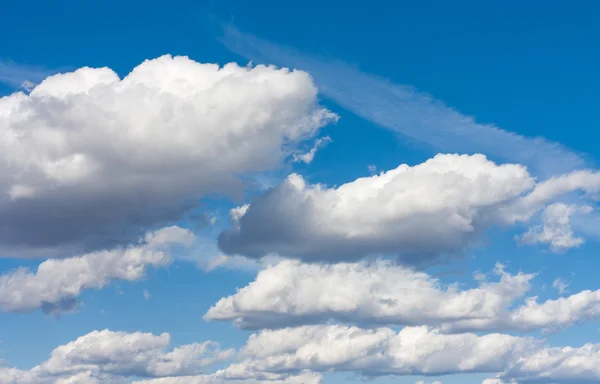 mavi gökyüzü ve beyaz bulutlar 3