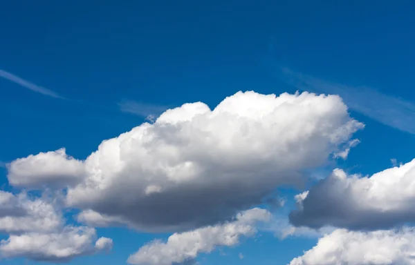 mavi gökyüzü ve beyaz büyük bulutlar