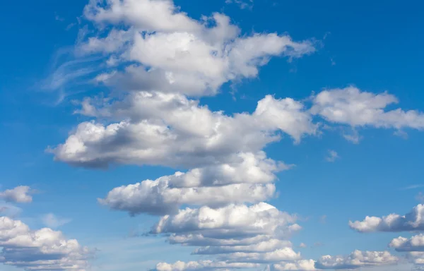 Mavi gökyüzü ve beyaz bulutlar