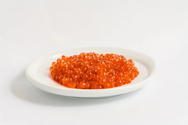 Красная икра на тарелке — стоковое фото