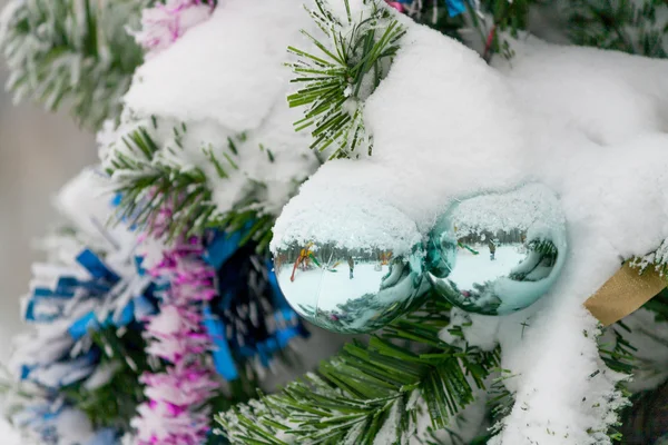 Noel süslemeleri yakın çekim yeşil topları