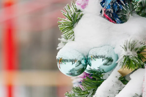 Kar topları ile Noel süslemeleri yakın çekim