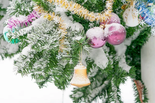 Noel süslemeleri yakın çekim bell ve topları