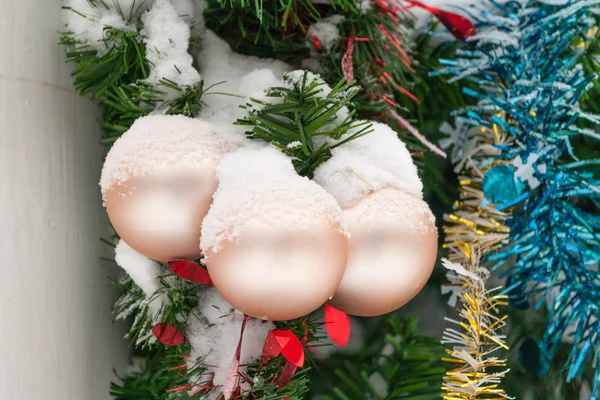 Noel süslemeleri yakın çekim gelin teli