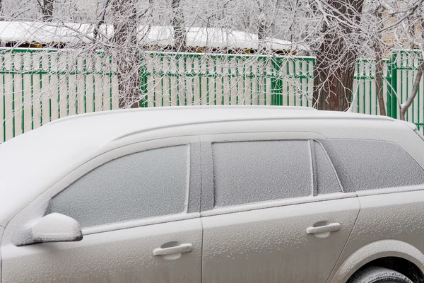 donmuş araba kar kristalleri