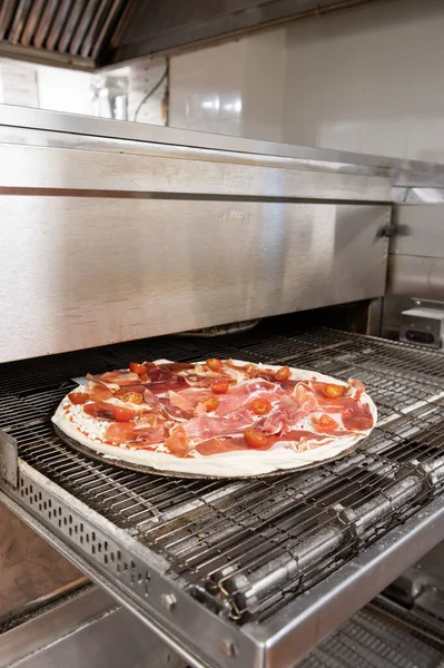 Pizza Jamón Serrano Entrando Horno Concepto Comida Rápida Alta Demanda — Foto de Stock