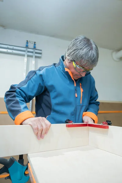 Carpintero Profesional Equipado Con Gafas Protectoras Trabajando Taller Muebles Artesanales — Foto de Stock