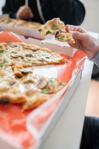 Celebración Amigos Mientras Disfruta Una Sabrosa Pizza Concepto Celebración Amistad — Foto de Stock