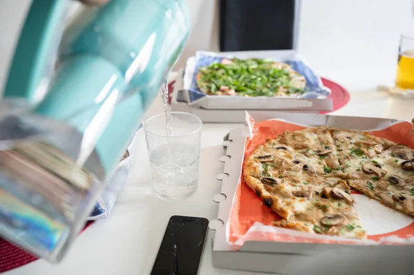 Sirve Agua Vaso Con Deliciosas Pizzas Mesa Listas Para Comer — Foto de Stock