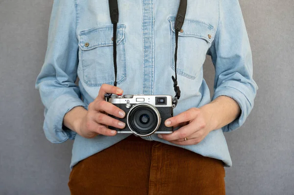 Close Cool Woman Wearing Casual Clothes Holding Vintage Style Camera — Stock Photo, Image