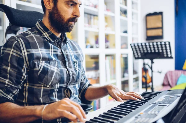 Very Concentrated Pianist Practices His Piano His Home Studio Enjoying — Foto Stock