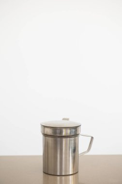 Kullanılmış yemek yağı depolamak için metal kap. Mutfak aletleri.