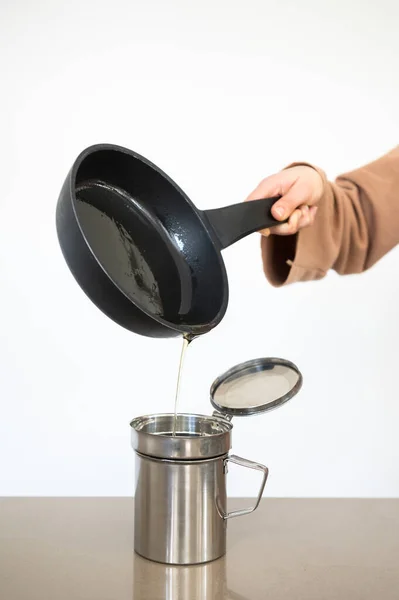 Mulher Derramando Óleo Cozinha Usado Uma Velha Frigideira Recipiente Cozinha — Fotografia de Stock