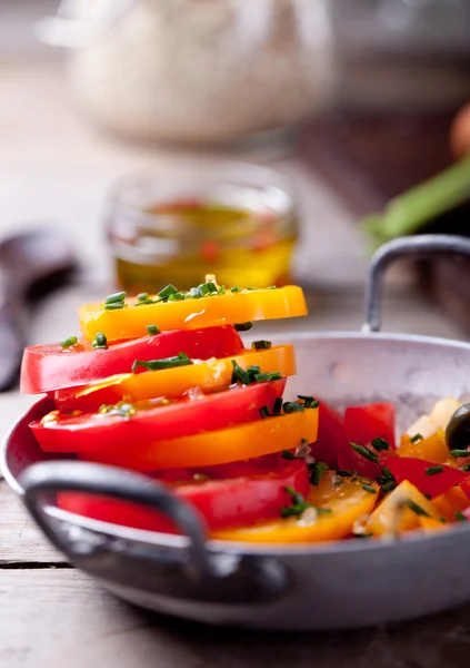 Rote und gelbe frische Tomaten lizenzfreie Stockbilder