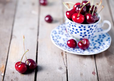 Mavi bir seramik bardak taze kiraz