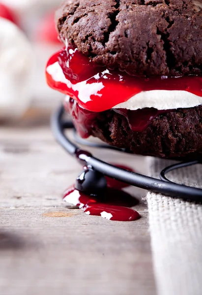 Pozornost podniku čokoládový koláček s marmeládou Stock Snímky