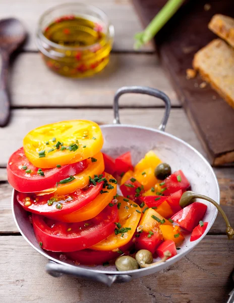 Rode en gele verse tomaat Rechtenvrije Stockfoto's