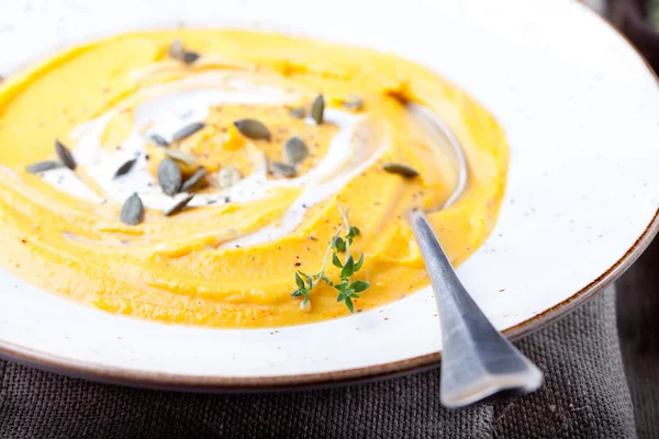 Sopa de calabaza con crema, semillas y tomillo — Foto de Stock