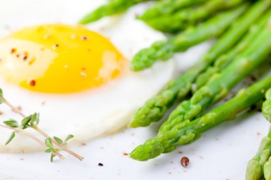 Yeşil kuşkonmaz, kızarmış yumurta ve ekmek tereyağı ile.