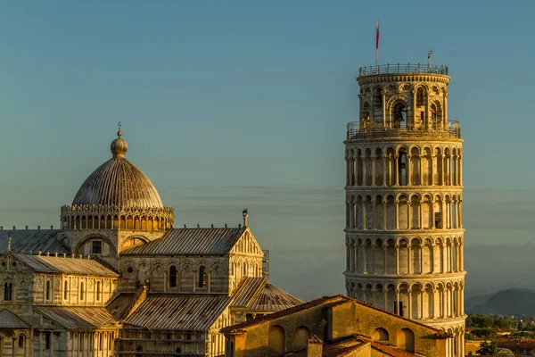 Katedral, Kule ve Vaftizhane 'nin yer aldığı Pisa' nın çatılarından Katedral Meydanı 'na doğru bir manzara, güneş doğduktan hemen sonra çekildi.